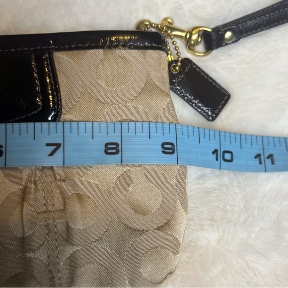 Coach Madison Horse & Carriage Pleated Op Art Wristlet Clutch — Classic Jacquard - Picture 13 of 14